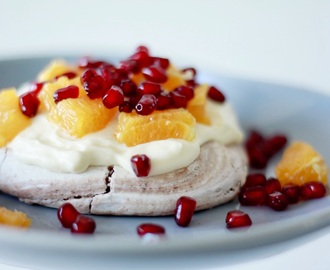 Pavlova med appelsin, granateple og sjokolade