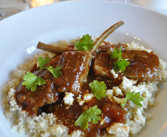 Langtidskokt gryte med lammecarrè servert med couscous og fetaost