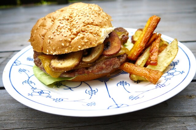 Hjemmelaget hamburger med cheddar og bakte gulrøtter