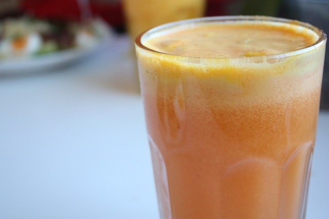 Juice av appelsin, gulrot og eple