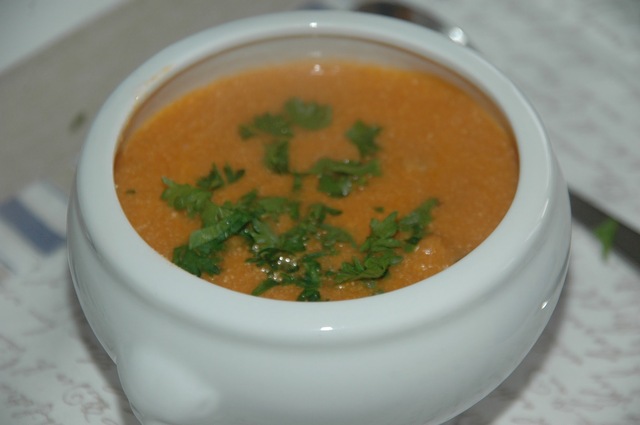 Lettvint tomatsuppe med timian og kjøttboller