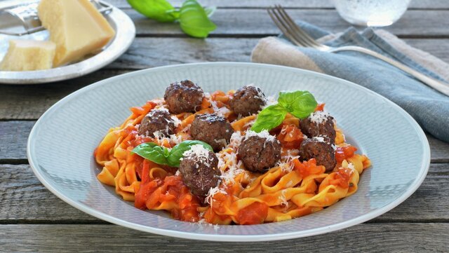 Kjøttboller med tomatsaus og pasta