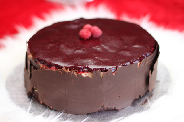 Sjokoladekake med espresso-og sjokolade-krem, toppet med skogsbærlokk.