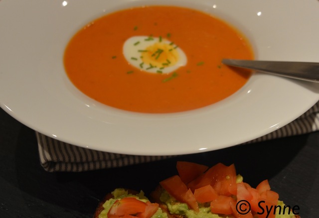 Tomatsuppe og bruchetta med avocado og tomat