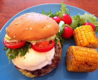 Sommerlig burger med mozzarella og basilikummajones