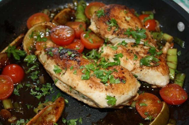 Kylling med tomater, vårløk og lime