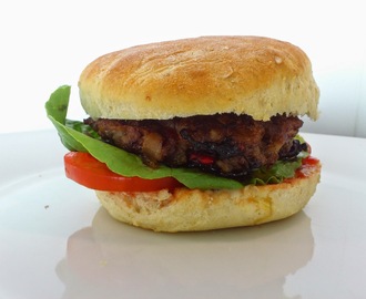 MAROKKANSK/AMERIKANSK HAMBURGER MED BLÅSKIMMELOST OG VALNØTTER, OG HAMBURGERBRØD