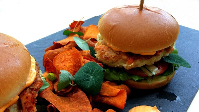 Fiskeburger med avokadokrem og søtpotetchips