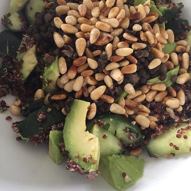 Quinoasalat med avokado, linser og pinjekjerner