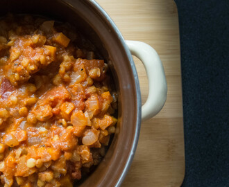 Tomatsaus med grøne linser (vegetar)