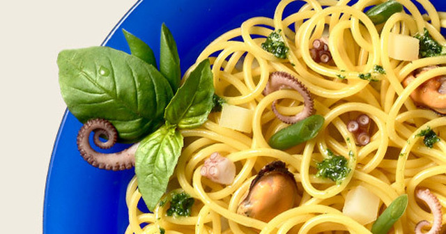 Spaghetti med basilikum, blåskjell, blekksprut, poteter og brekkbønner