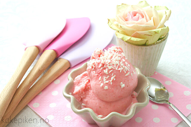 Yoghurtis med Kokos, Vanilje gelato og Jordbær sorbet