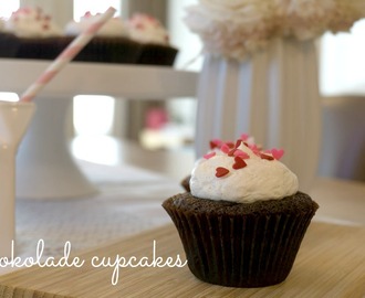 Sjokolade cupcakes med karamell fyll