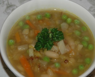 Grønnsakssuppe med linser, bønner og erter