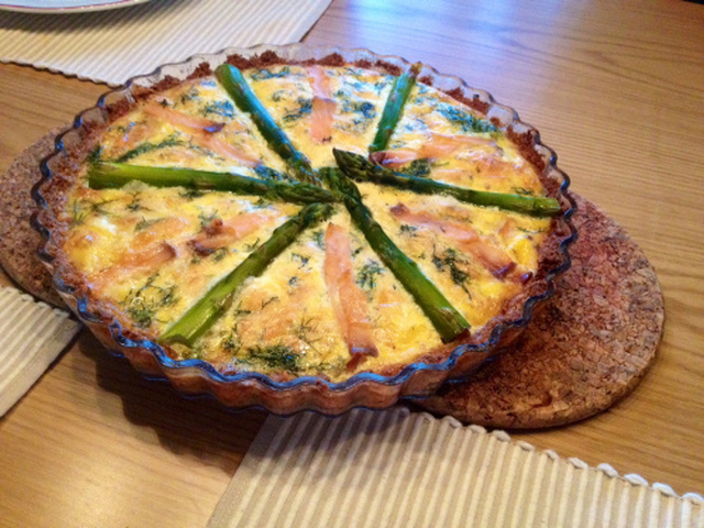 Pai med laks og asparges (glutenfri og lavkarbo)