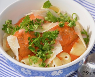 Pasta med kjøttboller og fyldig tomatsaus