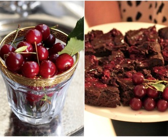 Brownies med røde kirsebær og mørk sjokolade