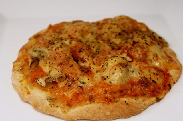 Hjemmelaget pizza med ost og skinke