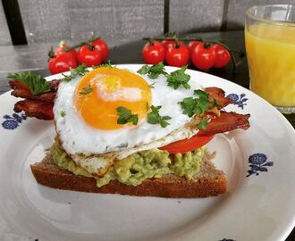 Smørbrød med stekt egg, avokado, tomat og bacon ♫♫