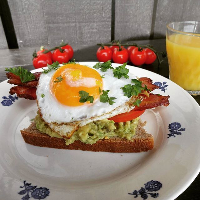 Smørbrød med stekt egg, avokado, tomat og bacon ♫♫