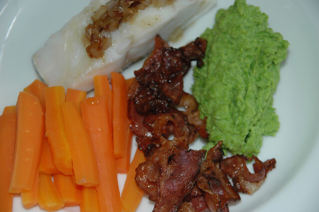 Lettsaltet torsk med ertepure og bacon