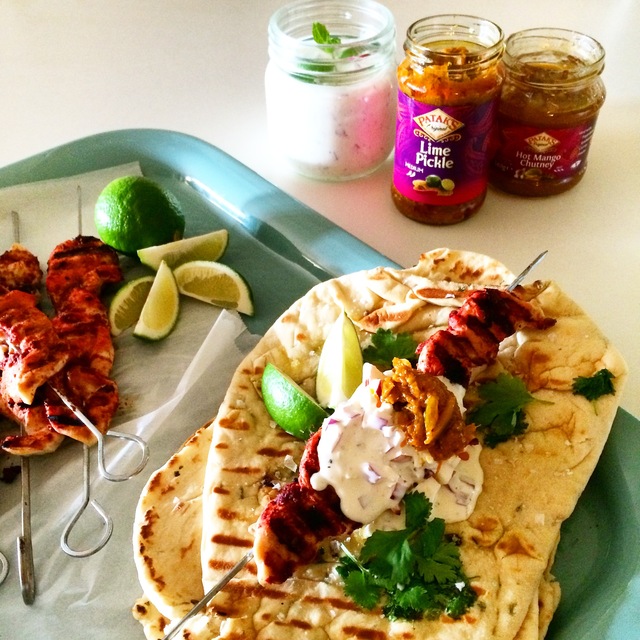 Tandoori kyllingspyd med nanbrød og raita