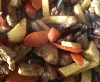Strimlet svinekjøtt med ovnsbakte rotgrønnsaker og potetmos med purre
