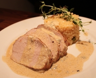 Svinefilet sous vide med blåmuggsaus og risotto.