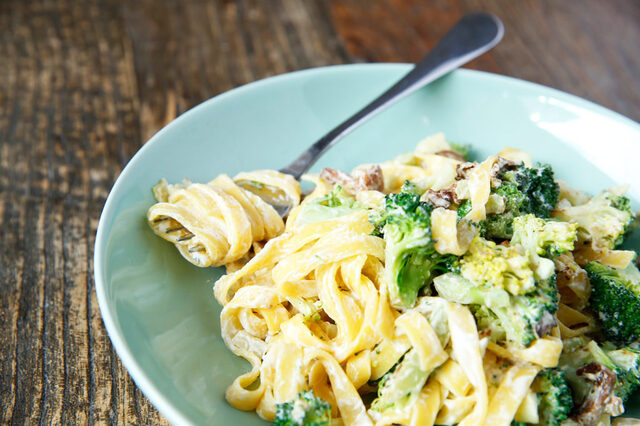 Kremet pasta med brokkoli og sopp