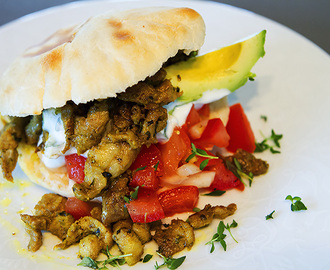 Gyros i hjemmelaget pita med tzatziki og tomatsalat