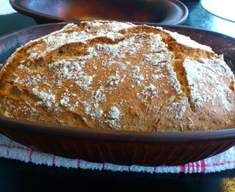 LEIRGRYTEBRØD MED SOLSIKKEKJERNER