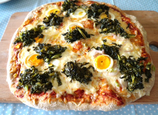 Grov speltpizza med grønnkål og egg
