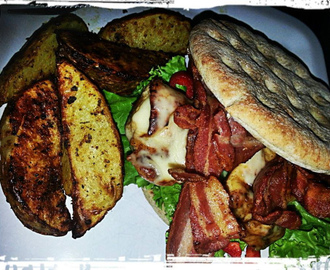 Regnfullt ute, Sandwich med kylling og bacon inne..