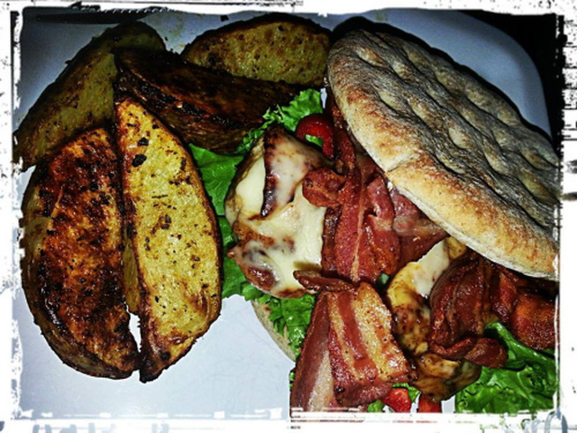 Regnfullt ute, Sandwich med kylling og bacon inne..