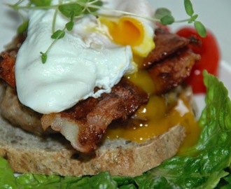 Posjert egg på karbonade-smørbrød