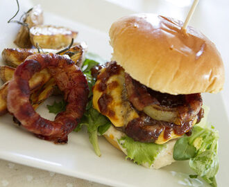 Cheeseburger med bakt hvitløksmajones og Dr. Pepper BBQ-saus