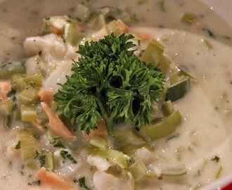 Enkel fiskesuppe med purre og syltede agurker