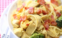 Kremet pasta med bacon og grønnsaker
