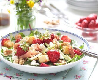 SOMMERSALAT MED SPEKESKINKE OG JORDBÆR