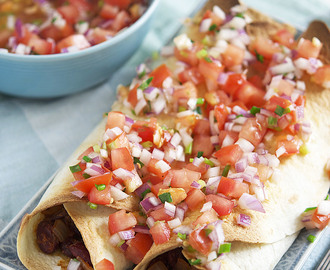 Enchiladas med bønnefyll, hjemmelaget tacokrydder og salsa