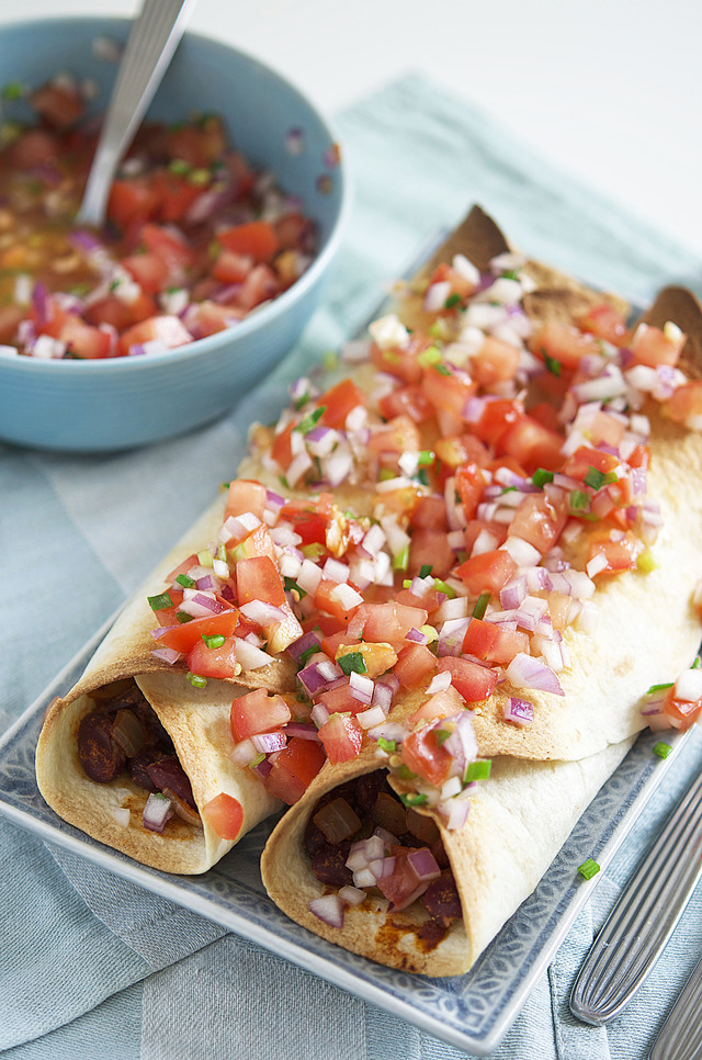 Enchiladas med bønnefyll, hjemmelaget tacokrydder og salsa
