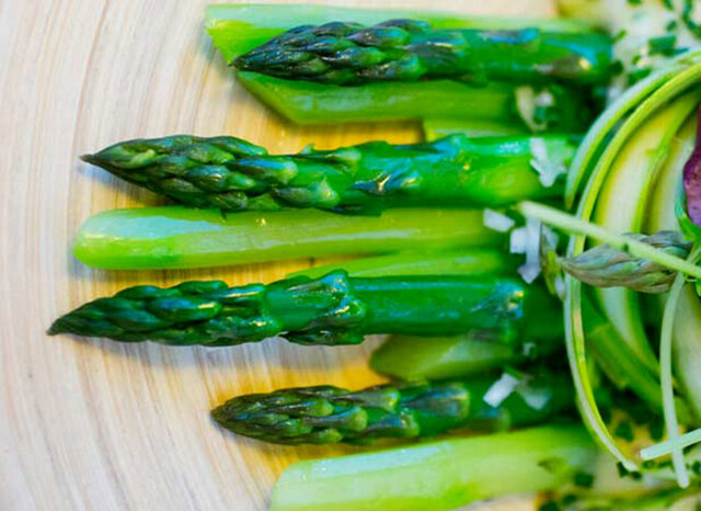 Slik koker, damper, rister eller blansjerer du grønn asparges