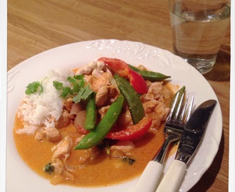 Thai rød curry med kylling og grønnsaker