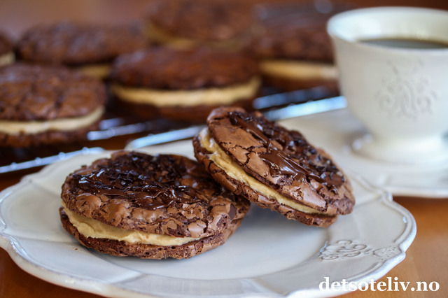 Mørke sjokoladecookies med peanøttfyll