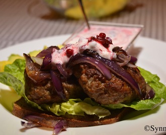 Rugbrød med karbonader og tyttebærkrem