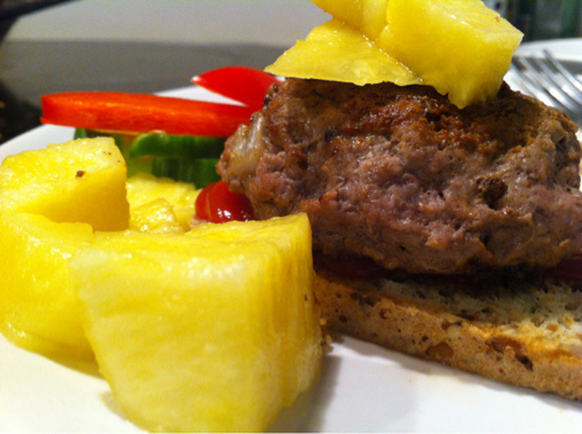 Hjemmelaget hamburger - Hawaiian style, og hjemmelaget, mager hamburgerdressing