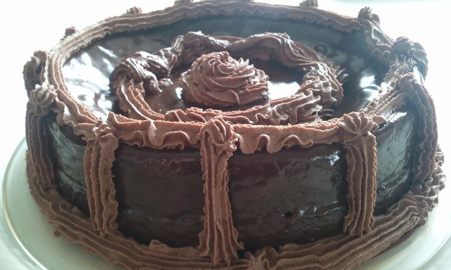 Enkel 'luksus' sjokoladekake med trøffelkrem