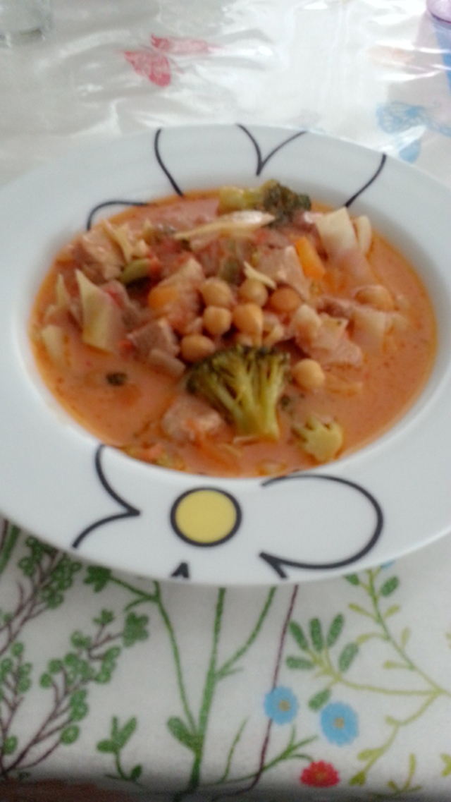 Suppe med grønnsaker, kikerter og svinekjøtt