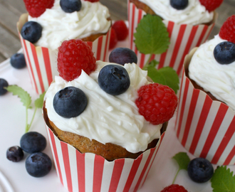 Krydderkake muffins med frisk glasur og bær