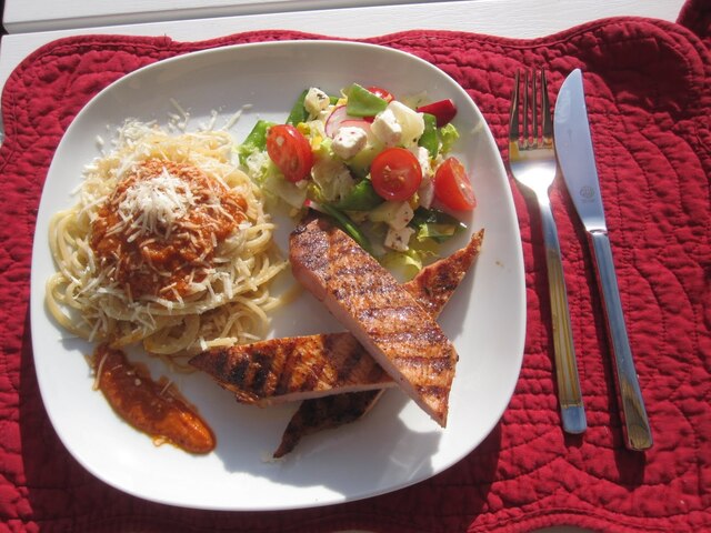 Enkel hverdagsmiddag med svin og rask tomatsaus